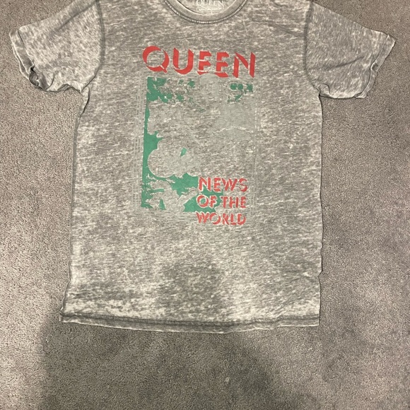 Que Other - Queen News Of The World Gray T-Shirt with Red and Green Graphic